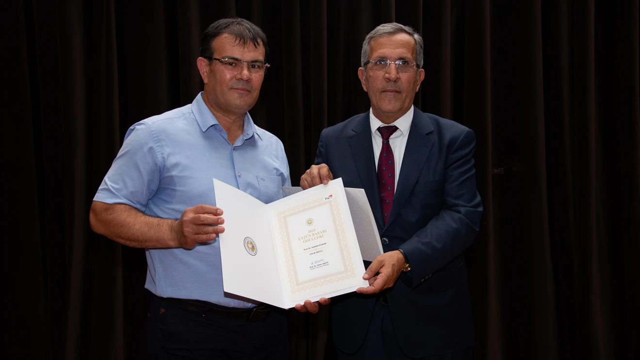 Sağlık Bilimleri Enstitüsünde Mezuniyet ve Ödül Töreni gerçekleştirildi
